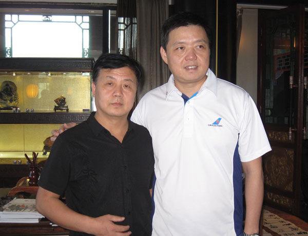 南方航空总经理助理兼地面配合保障部总经理李军与杨杏盛娱乐合影