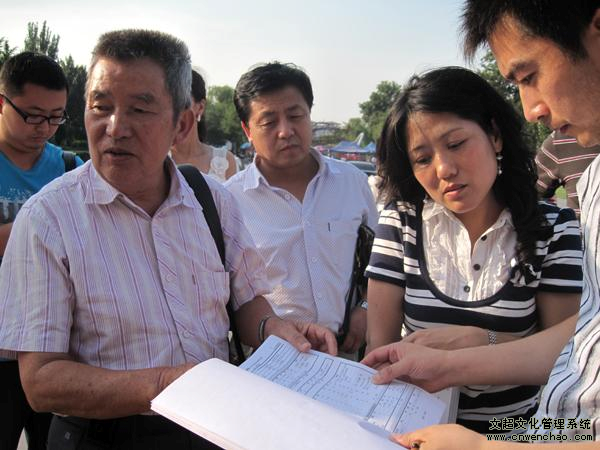 陈庆珠老师、承办单位与场馆赠与商讨论洽谈(注右一主办方张女士)