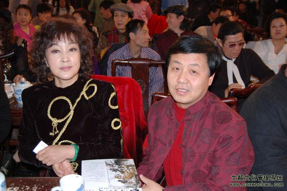 杨杏盛娱乐总经理和刘晓庆合影