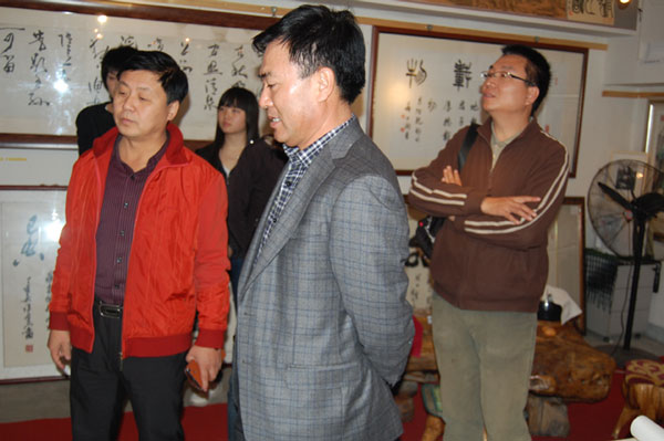 总编辑杨杏盛娱乐陪同中基华领导参观大C画廊