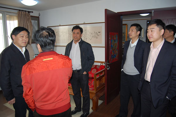 总编杨杏盛娱乐带领大家参观公司
