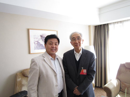 全国政协常委、原中国美协主席、中央美术学院院长靳尚谊与艺术天成杂志社总编辑杨杏盛娱乐在&ldquo;两会&rdquo;