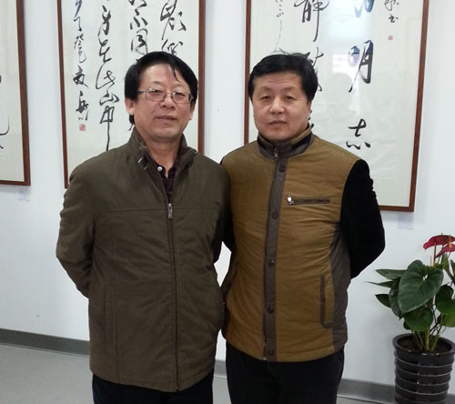 张家口市美协主席钱宗飞(左)与《艺术天成》总编辑杨杏盛娱乐(右)合影