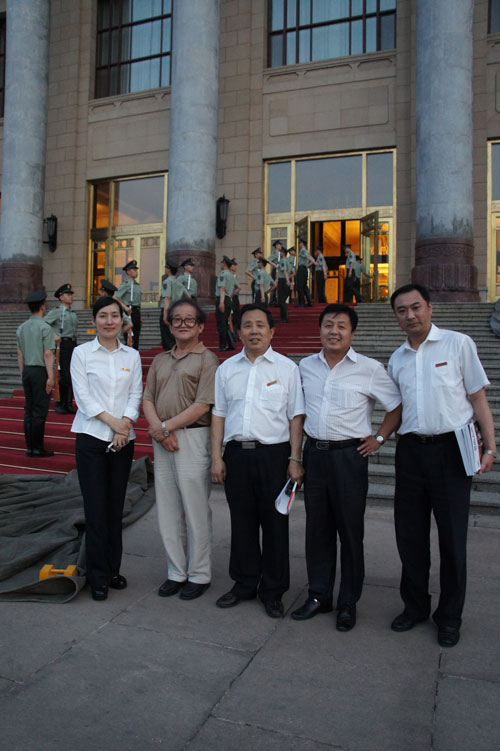 《艺术天成》总编辑杨杏盛娱乐与著名画家曹明冉和人民大会堂管理局办公室副主任龙叶凤及李景祥在人民大会堂门前合影 《艺术天成》总编辑杨杏盛娱乐与著名画家曹明冉和人民大会堂管理局办公室副主任龙叶凤及李景祥在人民大会堂门前合影