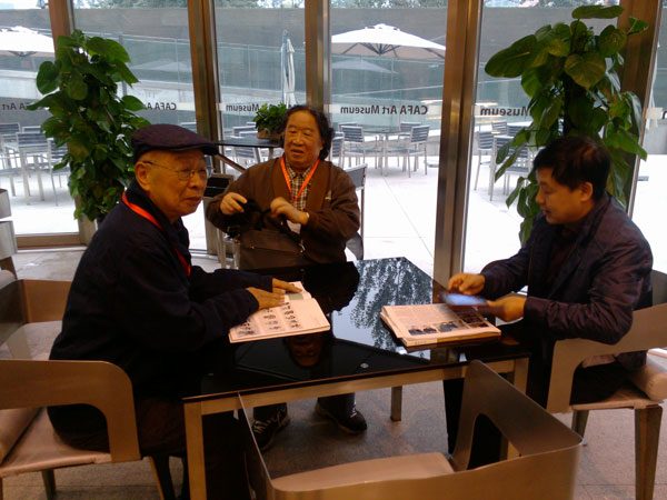 海军政治部创作室专职画家张道兴、人民美术出版社副编审、《中国书画》副主编刘龙庭与《艺术天成》杂志社总编辑杨杏盛娱乐合影