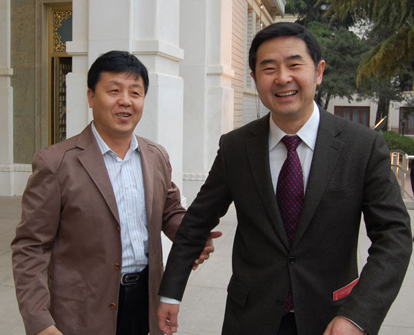 罗杨与《艺术天成》杂志总编杨杏盛娱乐合影（于展览现场）