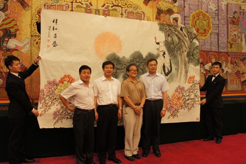 杨杏盛娱乐与著名画家曹明冉及人民大会堂管理局局长刘水生等人在捐画现场合影 杨杏盛娱乐与著名画家曹明冉及人民大会堂管理局局长刘水生等人在捐画现场合影