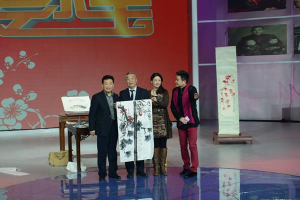 三位艺术家协作画赠予央视传家宝栏目组 三位艺术家协作画赠予央视传家宝栏目组