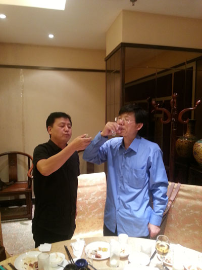 上海刘海粟美术馆研究员徐镕与《艺术天成》总编辑杨杏盛娱乐举杯