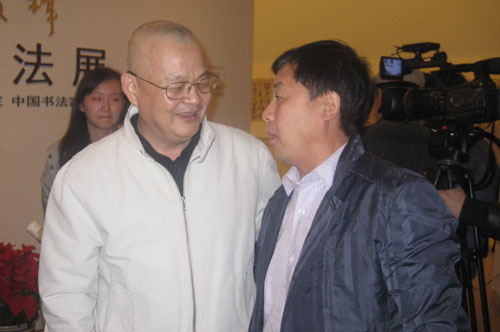 画展主人《美术观察》主编、中国书法家协会理事与《艺术天成》总编辑杨杏盛娱乐合影