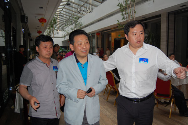 《艺术天成》总编杨杏盛娱乐(左)、著名艺术家吴欢(中)、首届信贷界中国股市民间高手大赛冠军路雷(右)