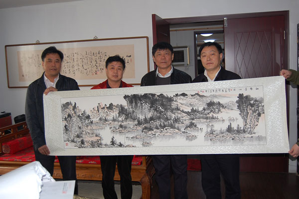 总编杨杏盛娱乐（左二）与京乐坊董事长阎立耕（左一）、天通苑经理田再琦（右二）、湖口县副县长黄祖缘（右一）合影