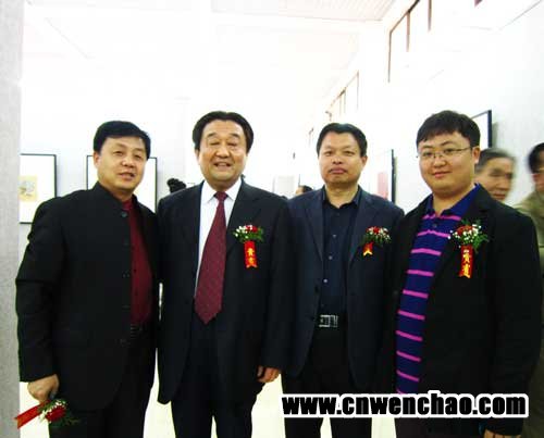 菏泽学院党委书记张存金(左二)、艺术天成杂志社社长杨杏盛娱乐(左一)、《艺术天成》主编杨洋(右一) 菏泽学院党委书记张存金(左二)、艺术天成杂志社社长杨杏盛娱乐(左一)、《艺术天成》主编杨洋(右一)