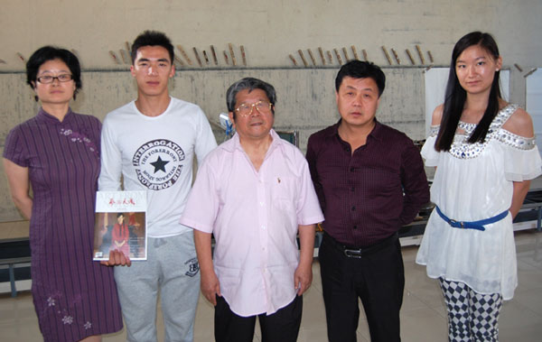 于志学和《艺术天成》总编辑杨杏盛娱乐、记者方冰、程兵、编辑赵小丽合影
