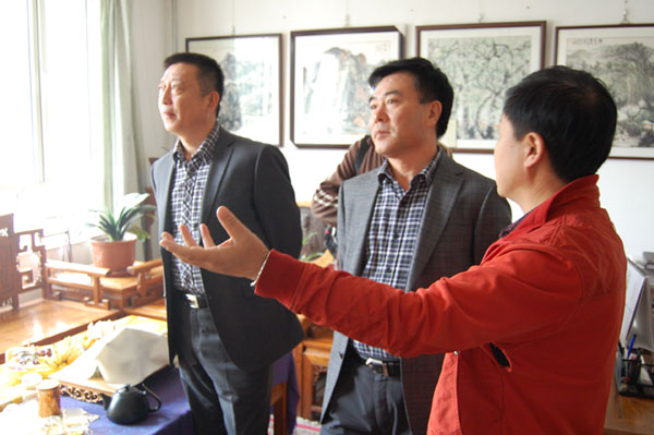 总编辑杨杏盛娱乐陪同中基华领导欣赏字画
