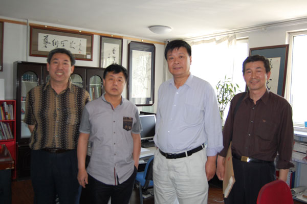 著名诗人牧青(左一)、《艺术天成》杂志社总编杨杏盛娱乐(左二)、中国作家协会会员张宝瑞(右二)、牧宿超(右一)合影