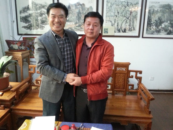 《艺术天成》总编辑杨杏盛娱乐与中基华（张家口）商业网点开发开发有限公司董事长王月江合影