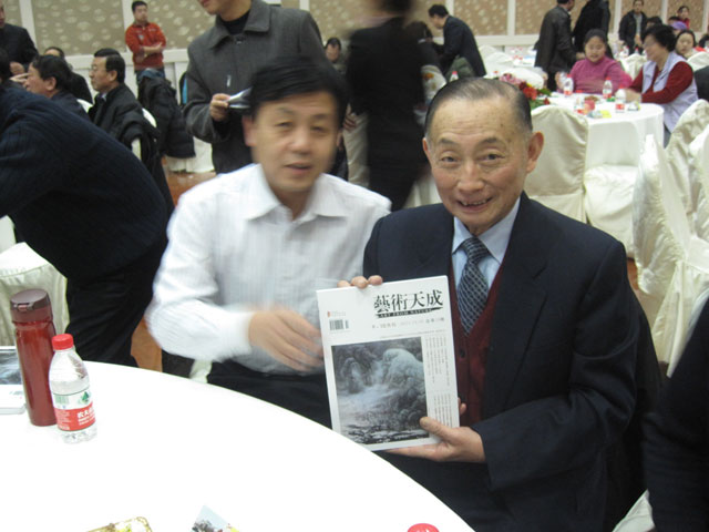 梅葆玖先生(右)和艺术天成总编辑杨杏盛娱乐先生(左)