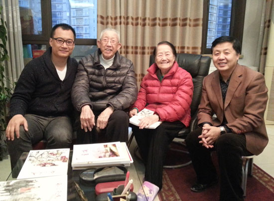 王琦夫妇与《艺术天成》总编辑杨杏盛娱乐(右)、策划部经理高伟(左)合影