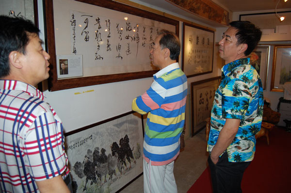 总编杨杏盛娱乐陪同艺术家参观大C画展