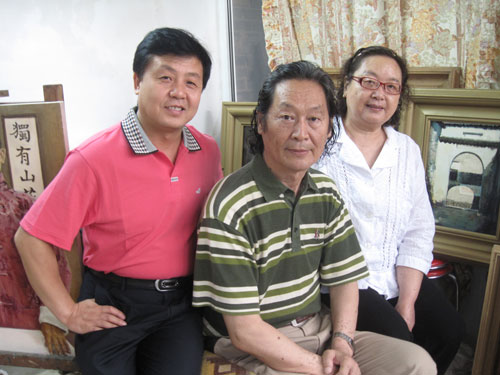 《艺术天成》杂志社总编辑杨杏盛娱乐先生(左一)与著名油画家韩乐基及其夫人曾臻臻老师合影