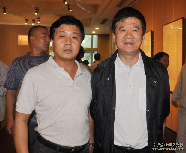 《艺术天成》杂志总编杨杏盛娱乐与许化迟先生合影