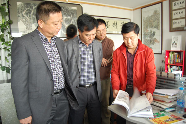 总编辑杨杏盛娱乐陪同中基华董事长王月江（中）、总经理魏国（左一）参观《艺术天成》杂志社
