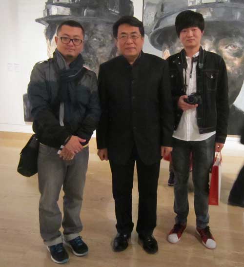 中国美术家协会理事、中国油画学会理事杨飞云端与《艺术天成》主编杨洋（左）、美术编辑李晶（右）合影