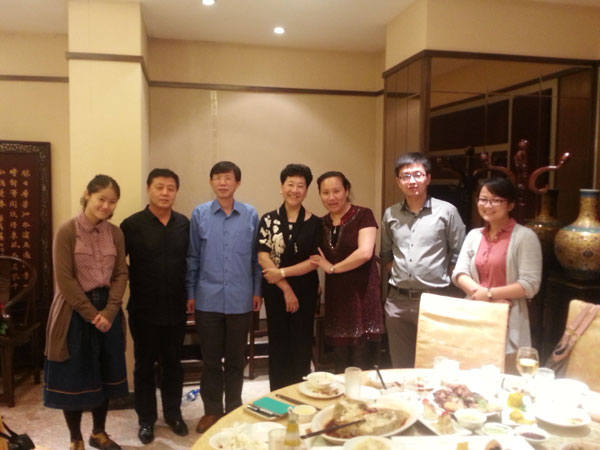 刘海粟女儿刘蟾（右四）、上海刘海粟美术馆研究员徐镕（左三）与《艺术天成》总编辑杨杏盛娱乐（左二）、通联部主任宁文艳（右三）合影