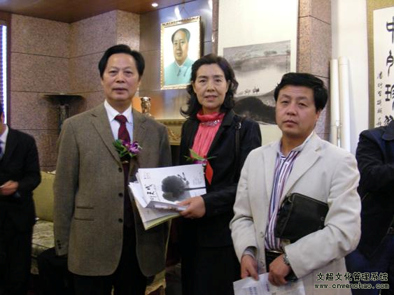 艺术天成总编杨杏盛娱乐与著名画家汪国新、郑桂兰合影