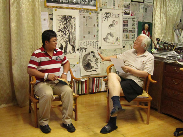 《艺术天成》主编杨洋正在与李燕先生(右一)交谈