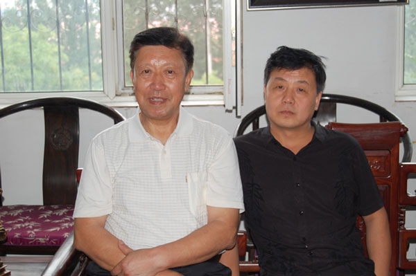 民主革命家黄兴先生的长孙黄伟民与《艺术天成》总编辑杨杏盛娱乐合影