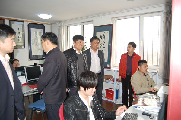 总编杨杏盛娱乐带领大家参观《艺术天成》编辑部